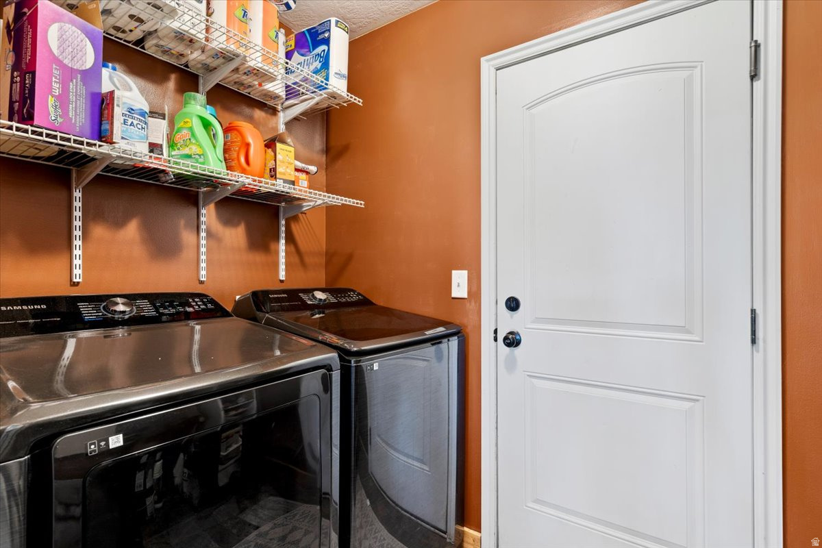 COUNTRY MEADOW EST - Residential