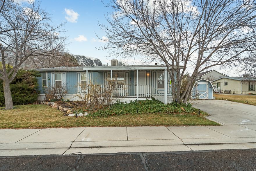 Remodeled Springville Home! This updated 1,250 sq. ft. residence features 3 beds, 2 baths, and brand-new LVP and carpet flooring. The kitchen includes a gas range, dishwasher, and refrigerator. Enjoy a primary suite with a separate tub/shower, a covered patio, and a storage shed. Located in Oakbrook Crest; buyer approval required.   Casa remodelada en Springville! Esta residencia actualizada de 1,250 pies cuadrados cuenta con 3 habitaciones, 2 baos y pisos nuevos de LVP y alfombra. La cocina incluye estufa a gas, lavavajillas y refrigerador. Disfrute de una suite principal con baera y ducha independientes, patio cubierto y cobertizo. Ubicada en Oakbrook Crest; requiere aprobacin del comprador.