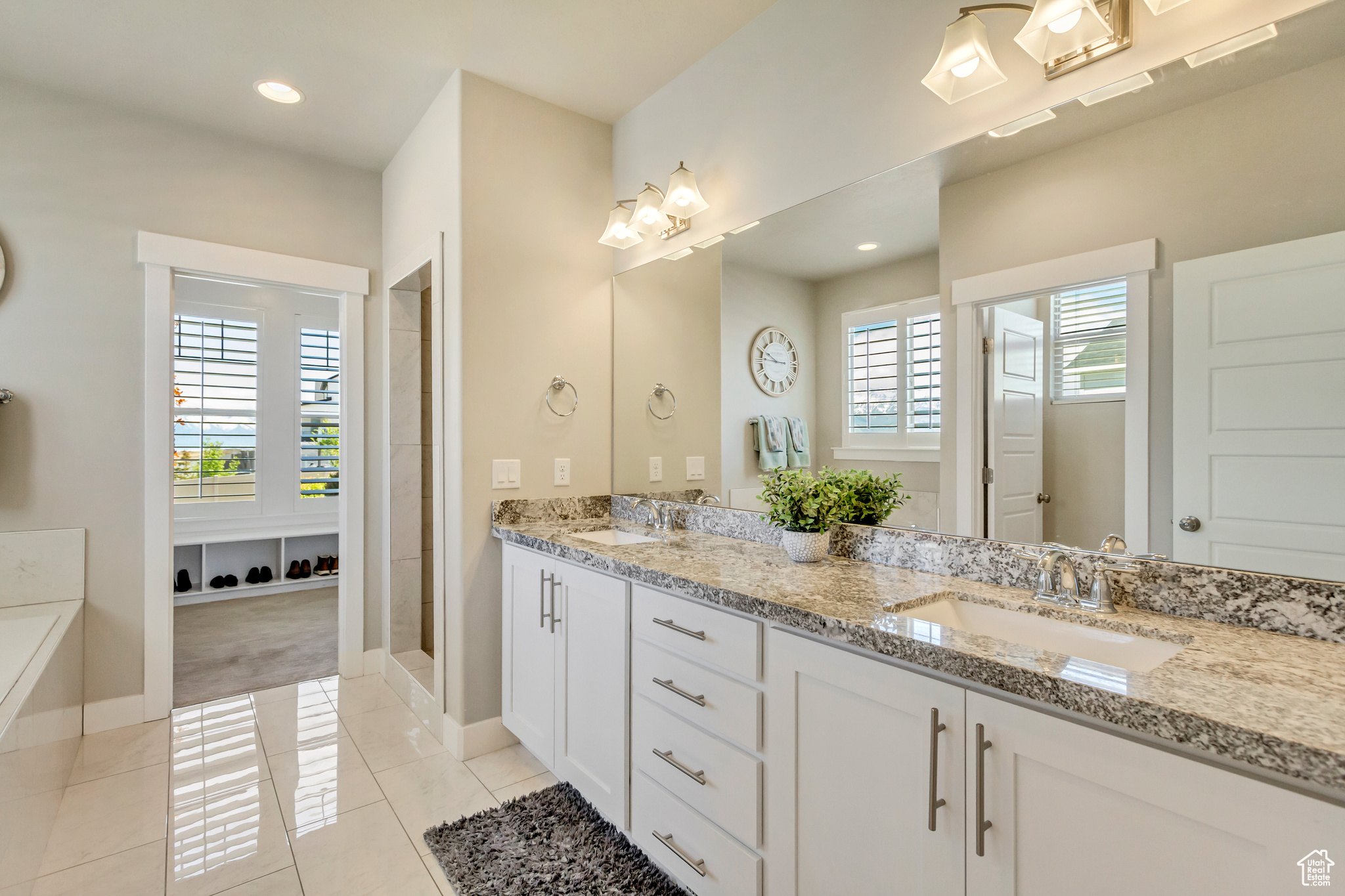 Saratoga Springs, Utah 84045, United States, 7 Bedrooms Bedrooms, ,3 BathroomsBathrooms,Residential,Pending,119324