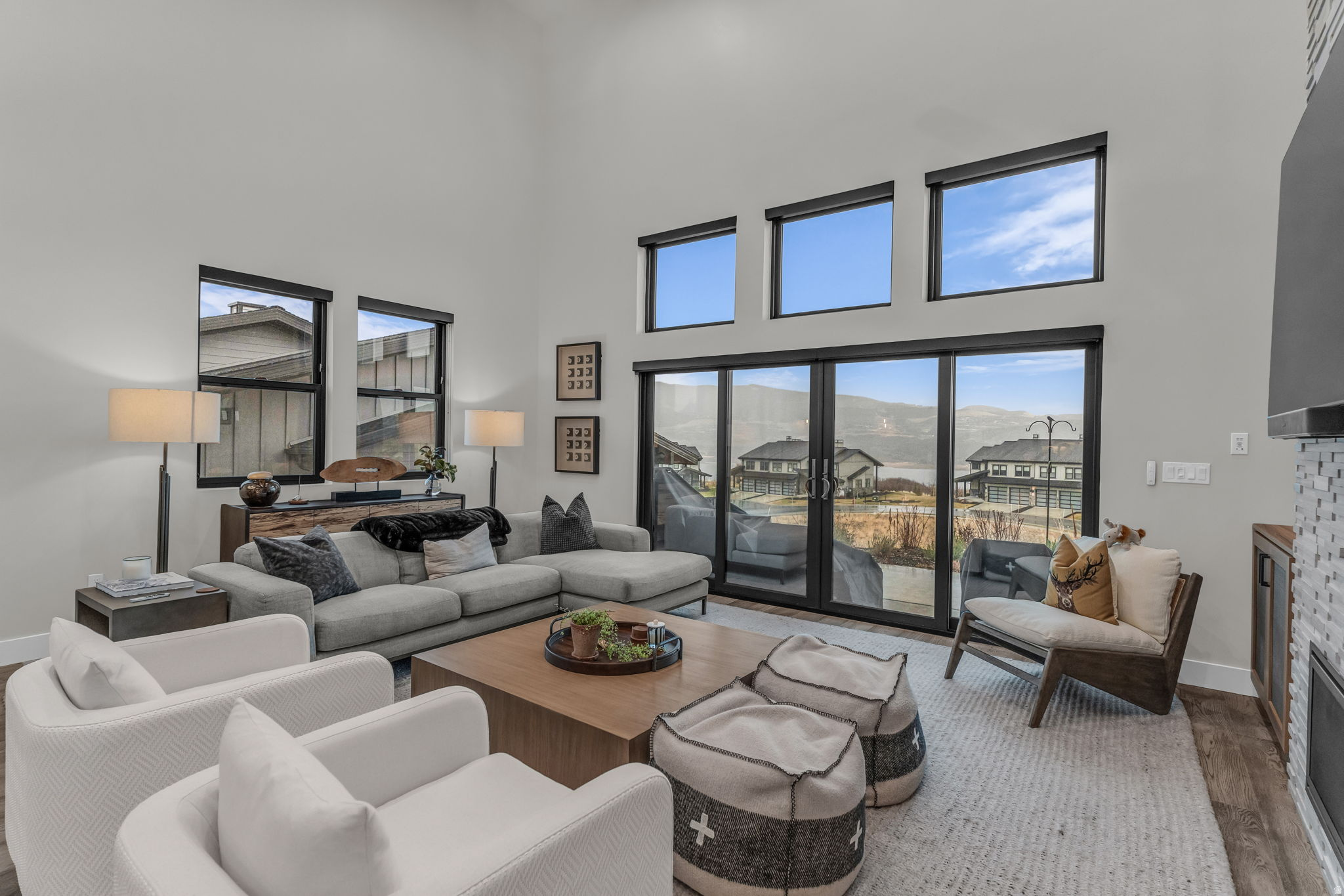 MAYFLOWER LAKESIDE - Residential