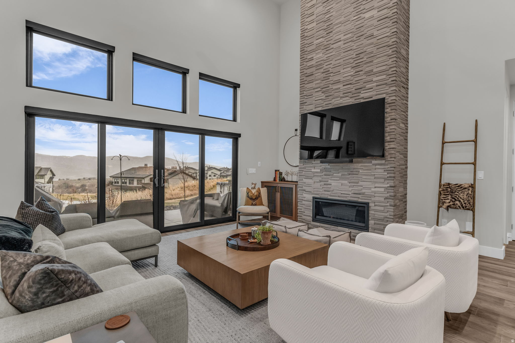 MAYFLOWER LAKESIDE - Residential