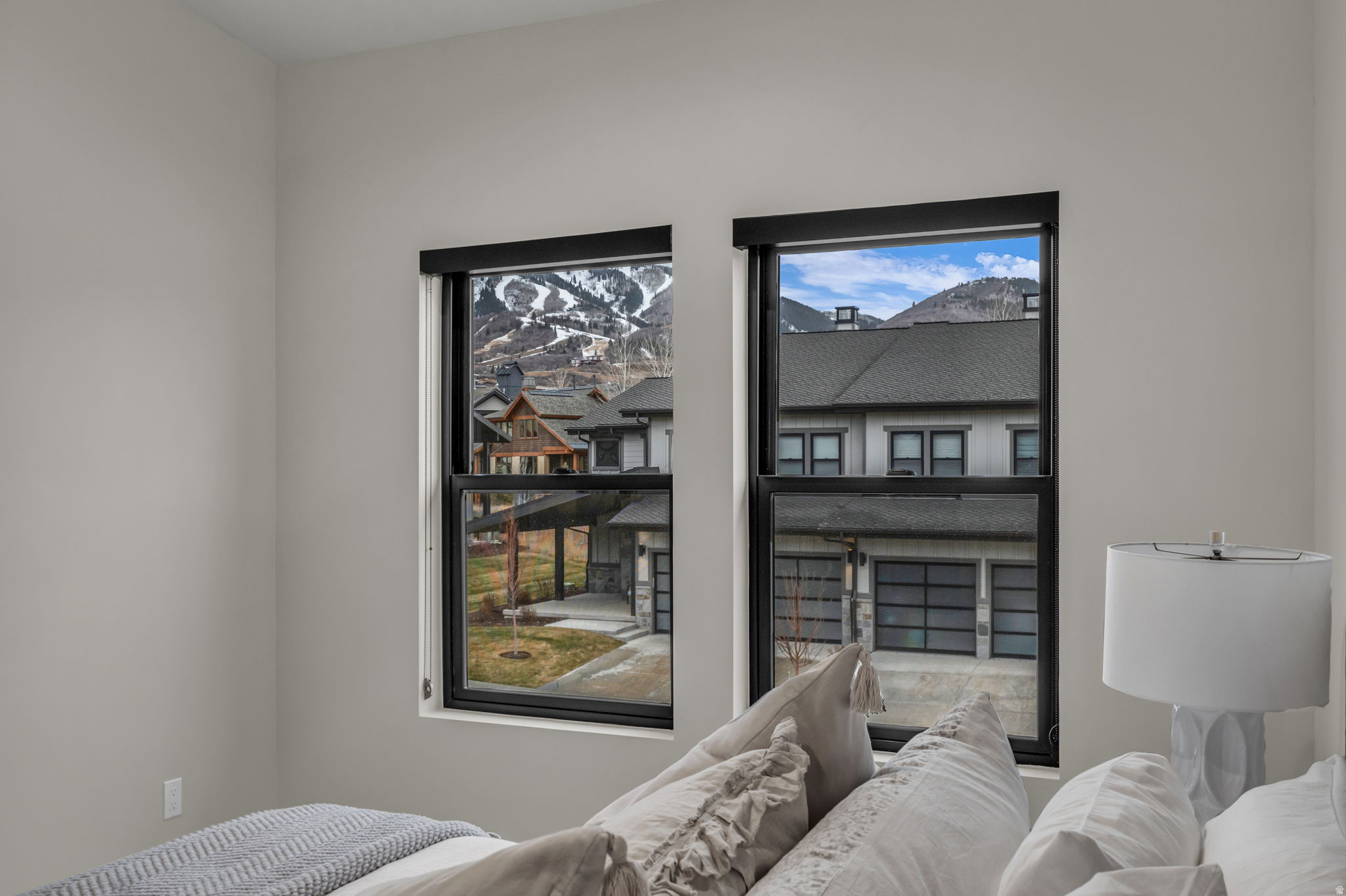 MAYFLOWER LAKESIDE - Residential