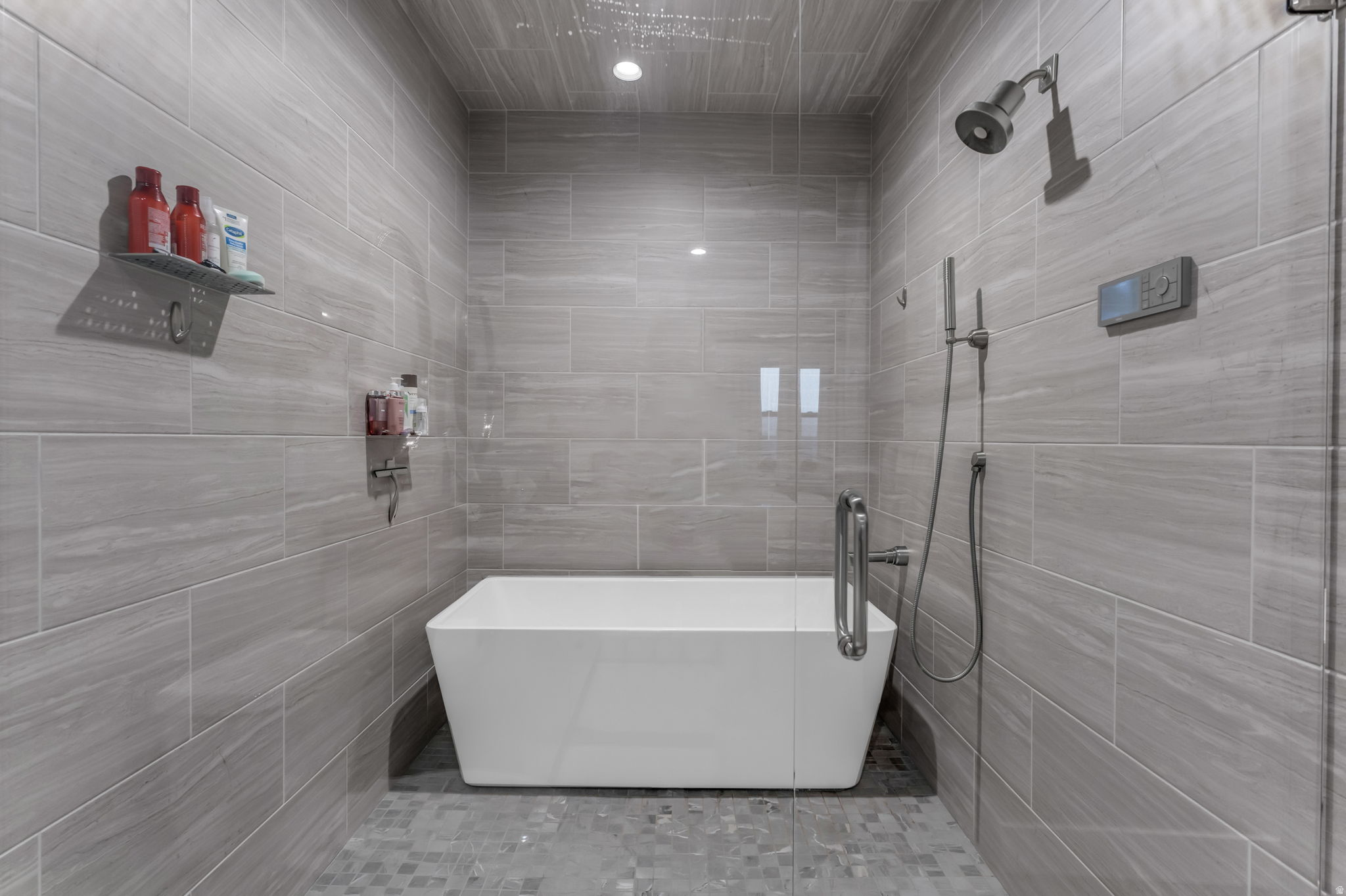 MAYFLOWER LAKESIDE - Residential