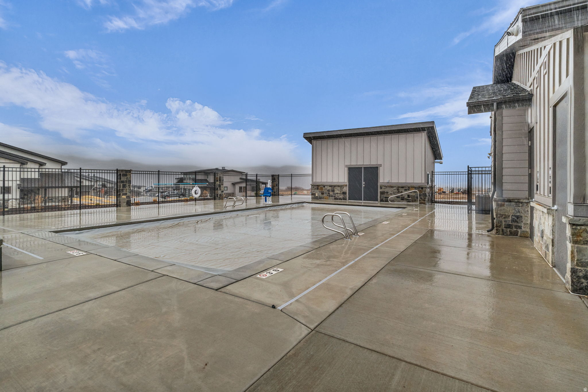 MAYFLOWER LAKESIDE - Residential