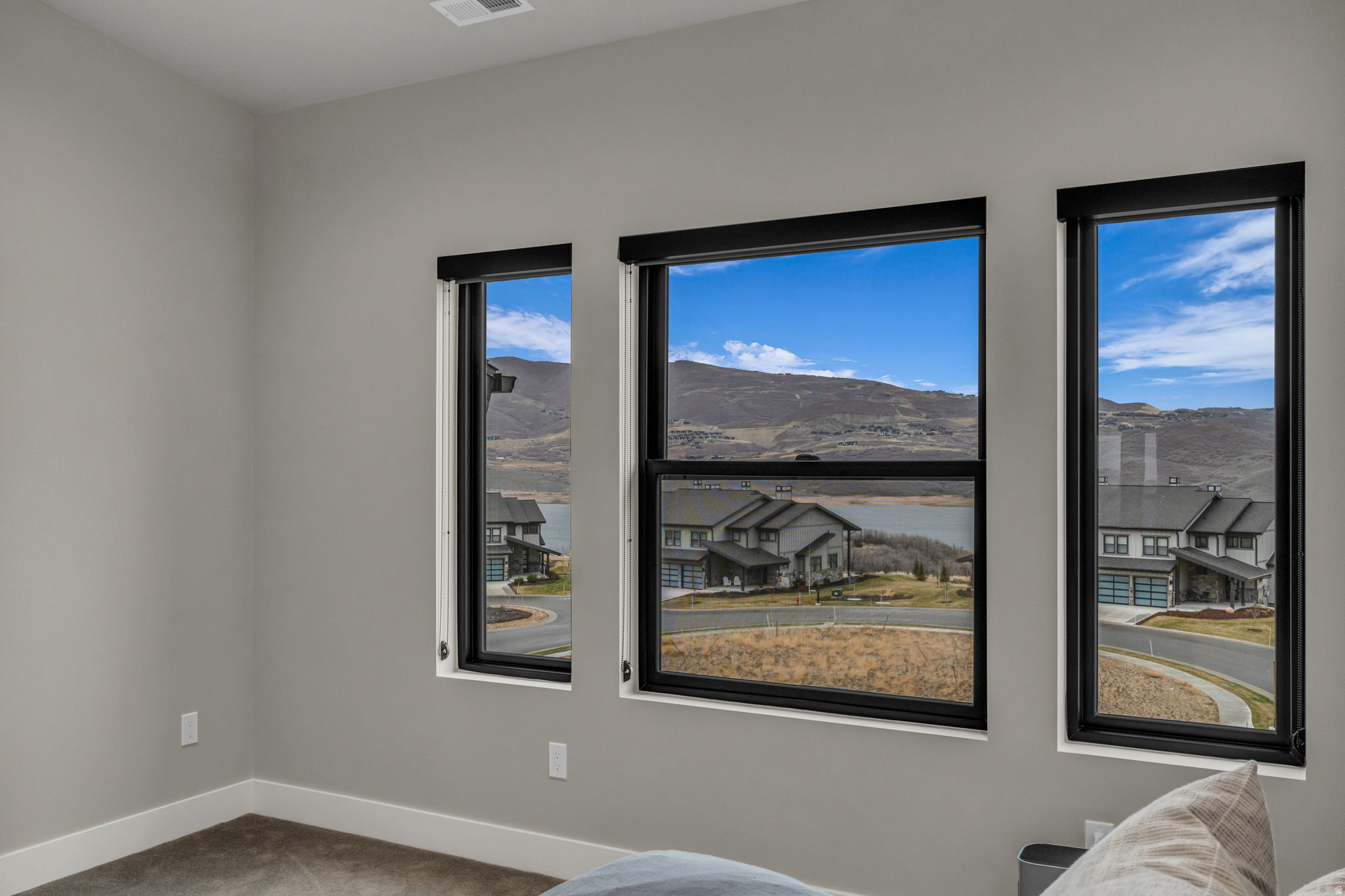 MAYFLOWER LAKESIDE - Residential