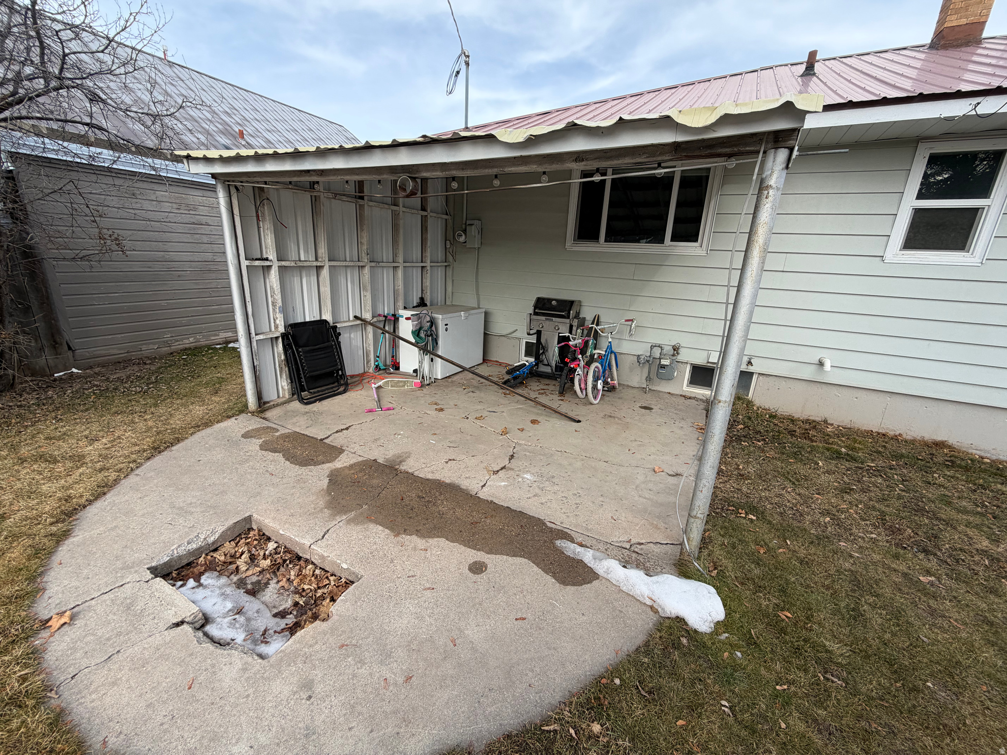 Main image without alt text