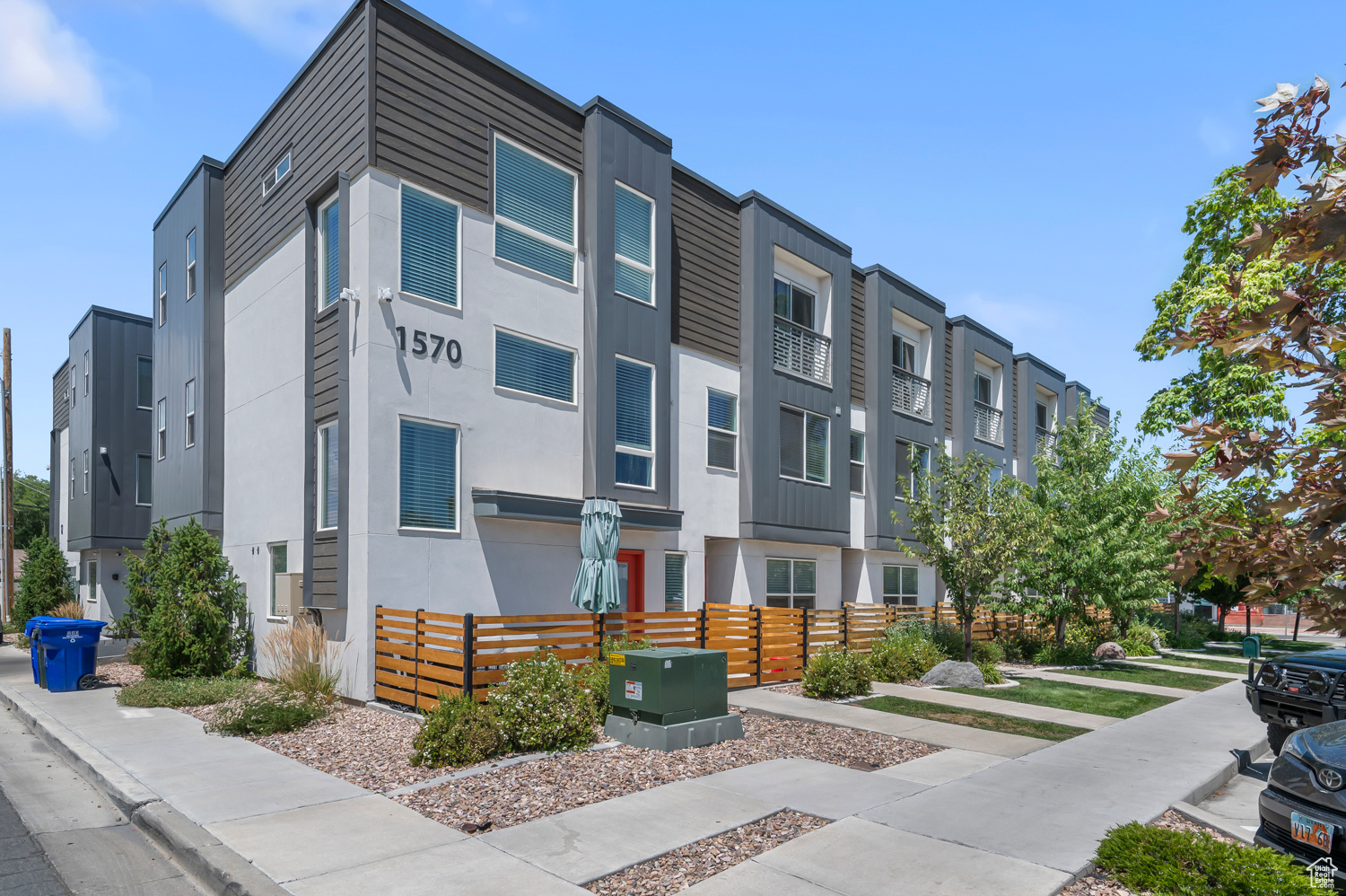 MODA ON MAIN - Residential