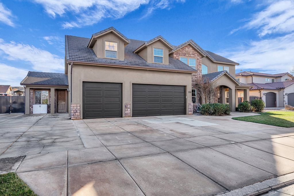 Photo of 2551 S HONEY BEE CIR, Washington, UT 84780 (MLS # 2138050)