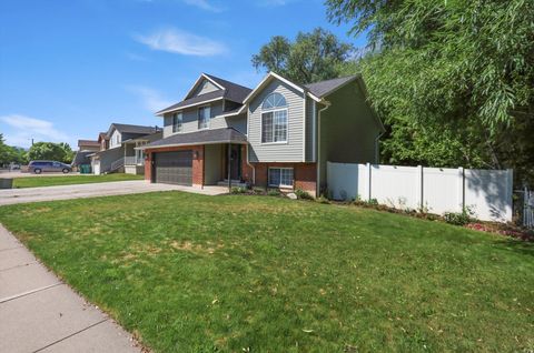 Tiny photo for 522 S COUNTRY CREEK DR, Layton, UT 84041 (MLS # 2166873)