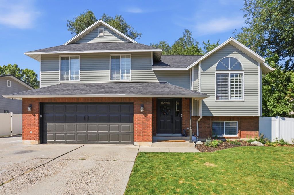 Photo of 522 S COUNTRY CREEK DR, Layton, UT 84041 (MLS # 2166873)