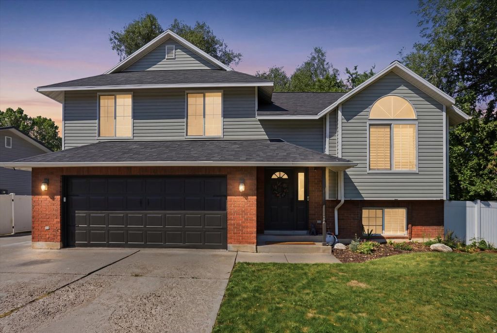 Photo of 522 S COUNTRY CREEK DR, Layton, UT 84041 (MLS # 2166873)