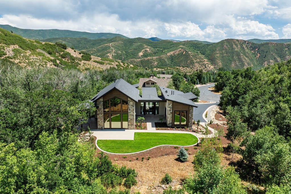 Photo of 178 N OAKWOOD CIR, Springville, UT 84663 (MLS # 2175797)