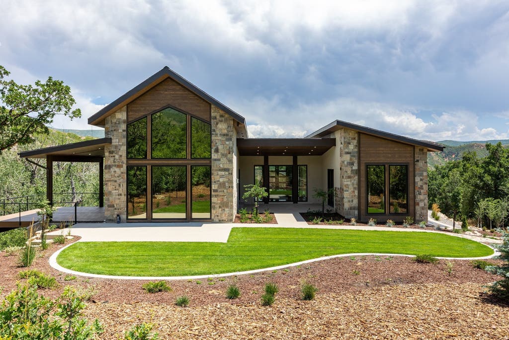 Photo of 178 N OAKWOOD CIR, Springville, UT 84663 (MLS # 2175797)
