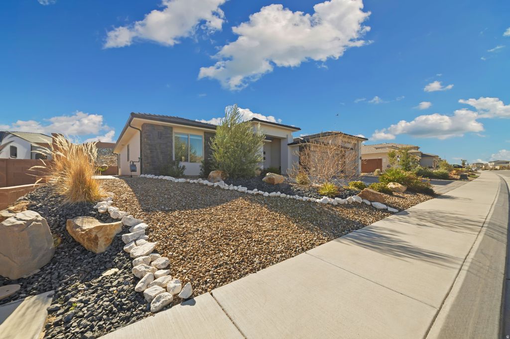 Photo of 2036 E YANT DR, Saint George, UT 84790 (MLS # 2133202)