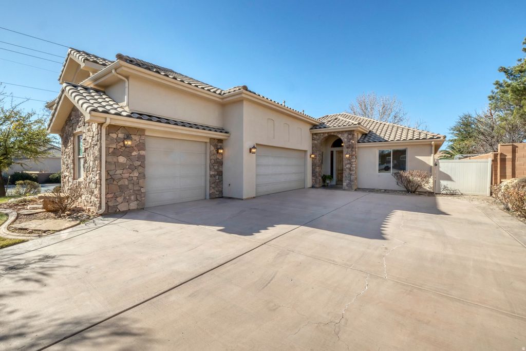 Photo of 2434 S 2160 E, Saint George, UT 84790 (MLS # 2141625)