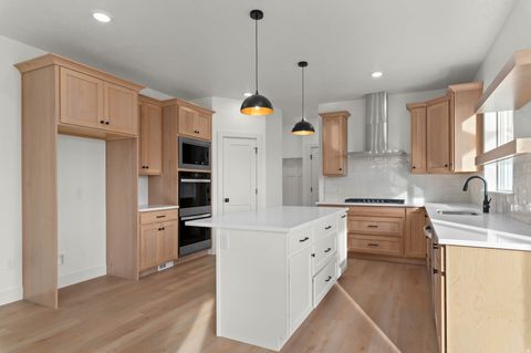 Tiny photo for 2237 E PARKSIDE CIR S, South Ogden, UT 84403 (MLS # 2130955)