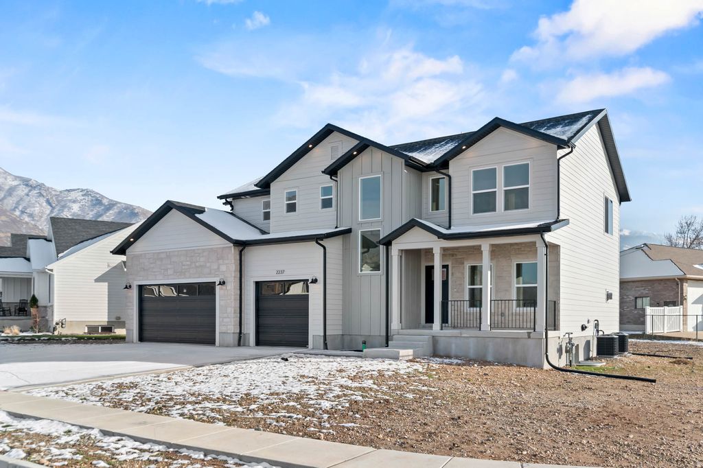Photo for 2237 E PARKSIDE CIR S, South Ogden, UT 84403 (MLS # 2130955)