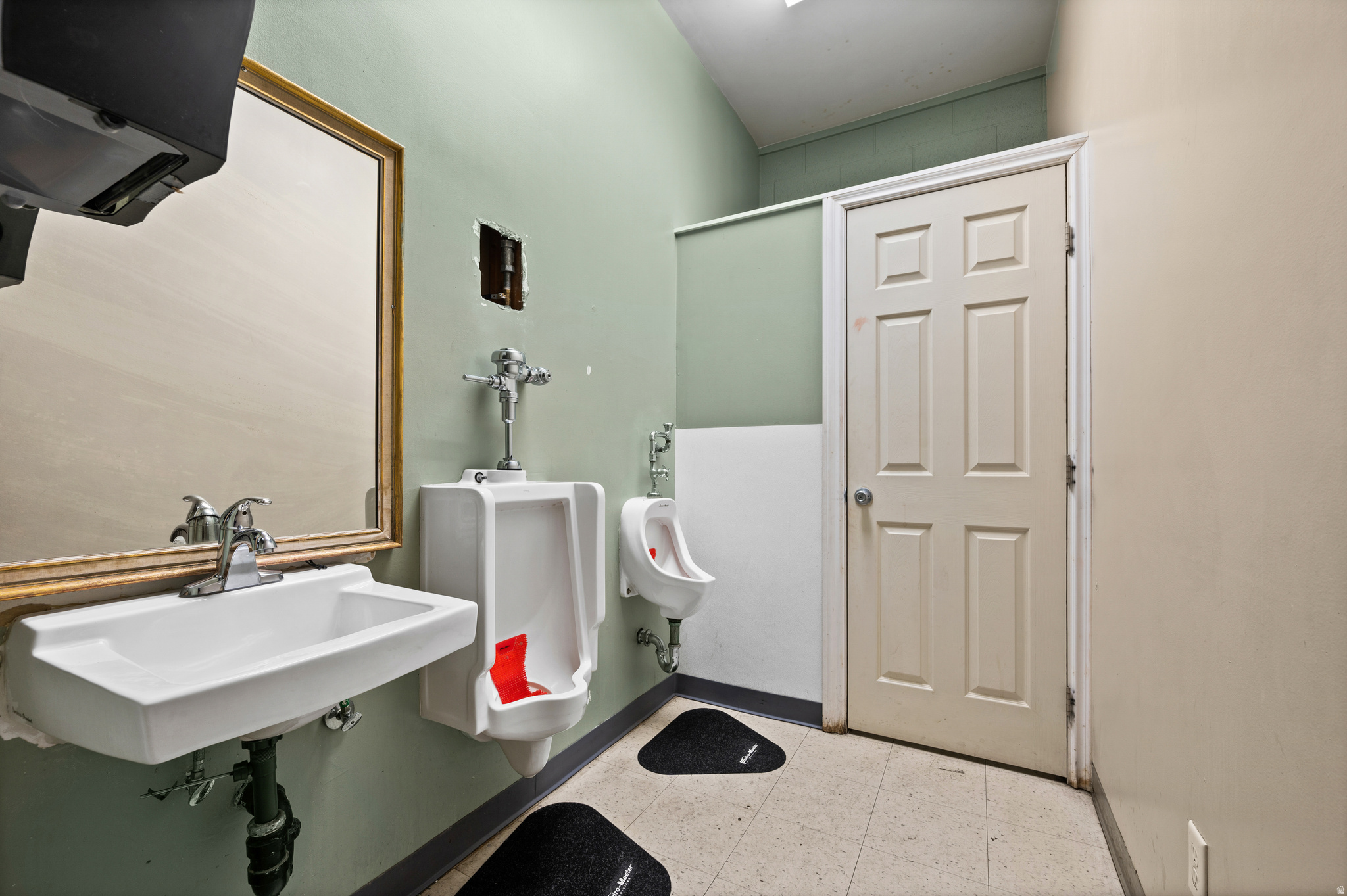 COLUMBIA SUB - Commercial Lease