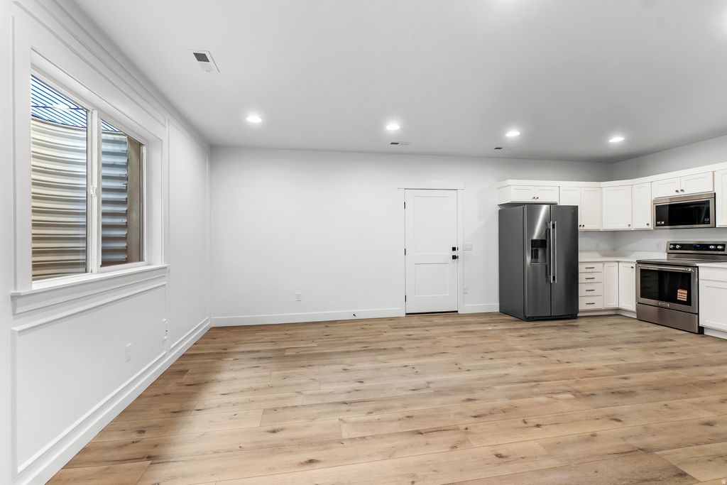 Photo of 143 W BIRDS EYE LN, Vineyard, UT 84059 (MLS # 2138374)