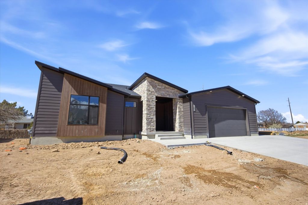 Photo of 816 S 1300 E, Spanish Fork, UT 84660 (MLS # 2146100)