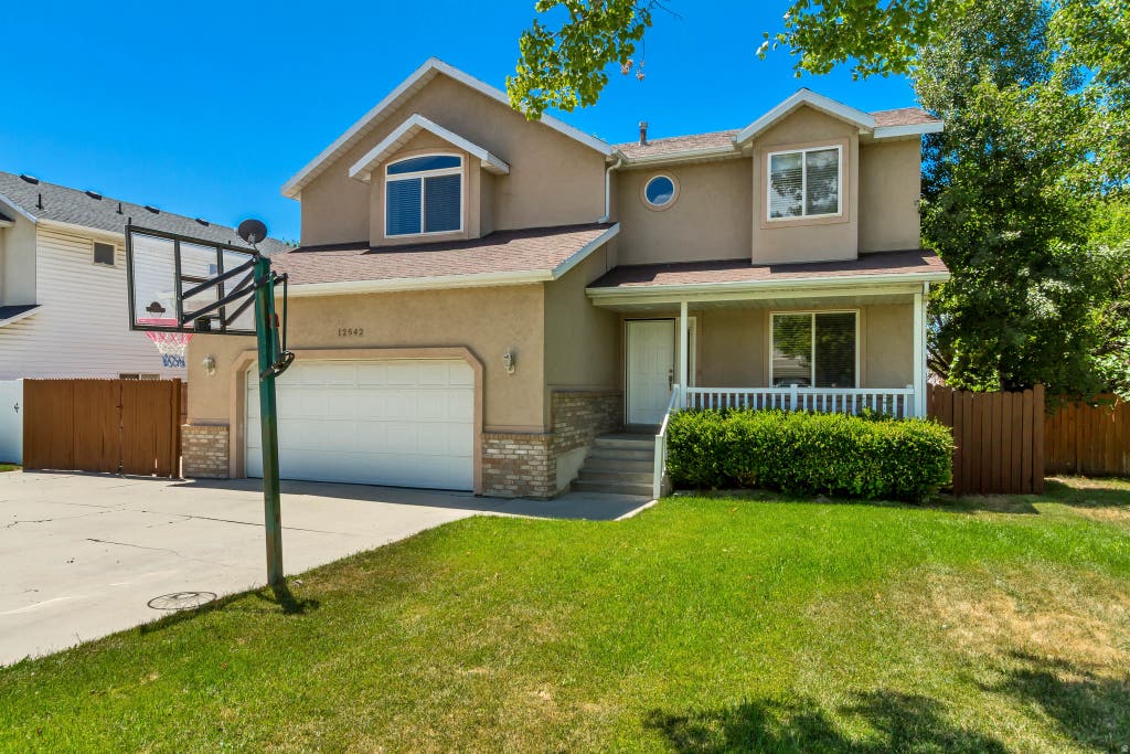 Photo of 12542 S STONEBRIDGE CIR E, Draper, UT 84020 (MLS # 2168835)