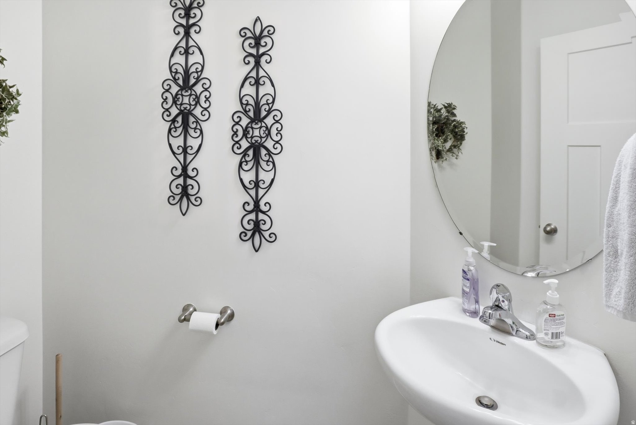 Main image without alt text