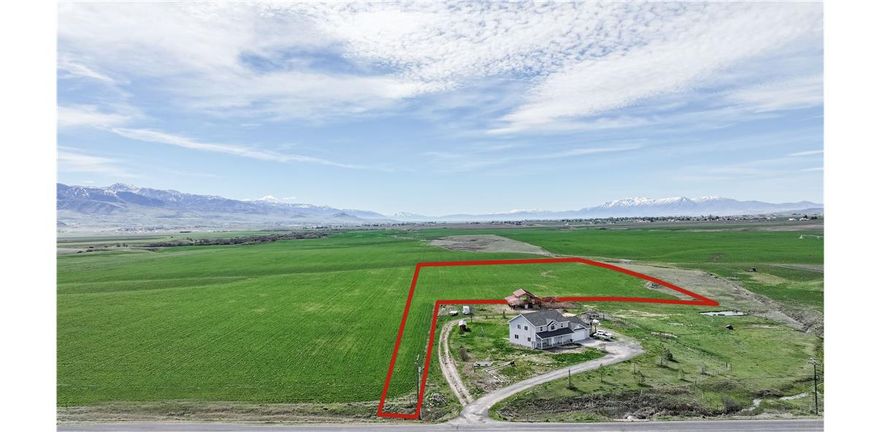Stunning 360 views in the country atmosphere on the 5 acre flag lot located in Fairview.  Quiet tranquility all around with easy access to town.   Buyer will need to drill a well and have a PERC test done for septic.  Power is available at the road.  Buyer to verify all information.
