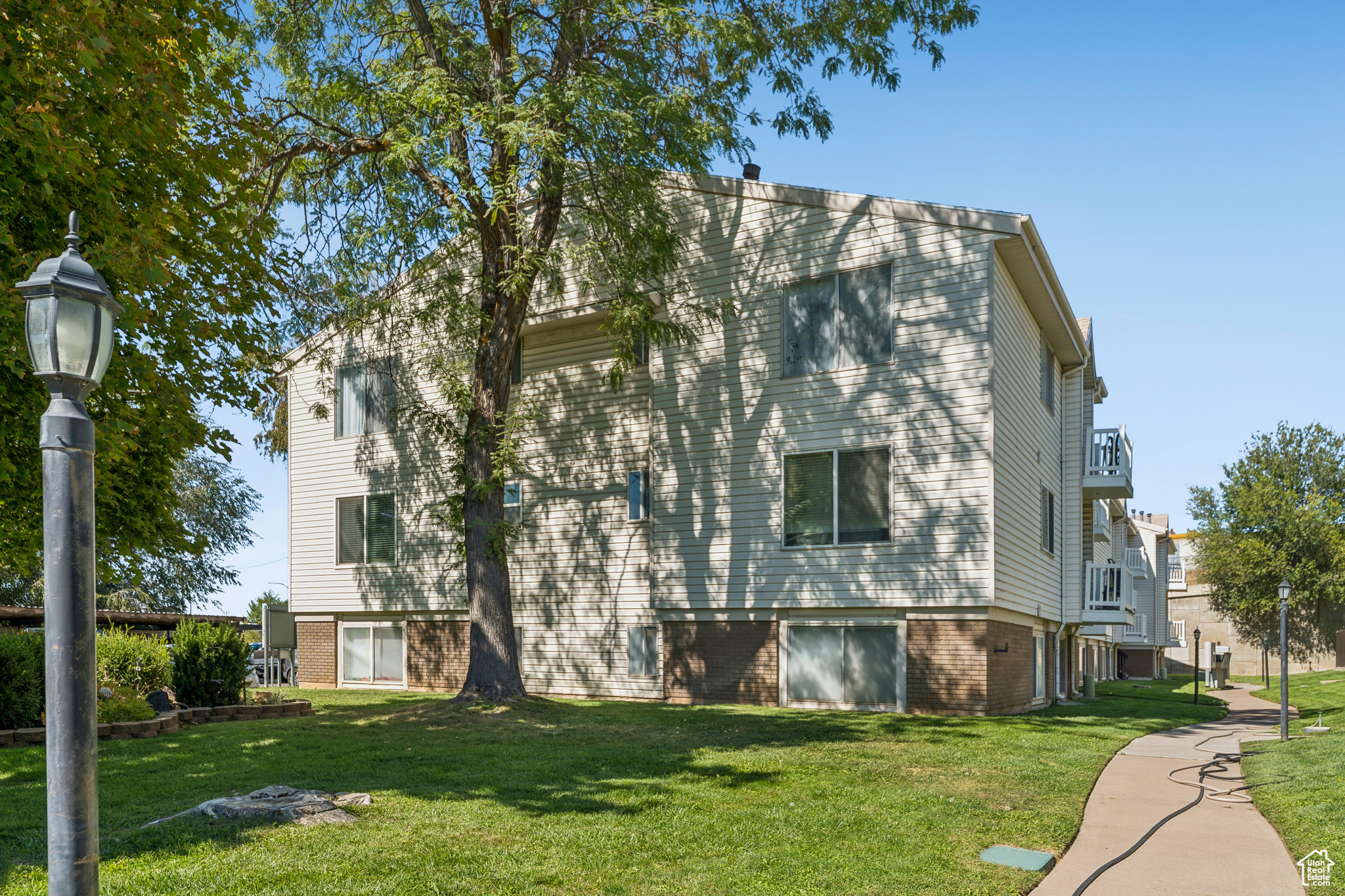 SHERWOOD OAKS CONDOM - Residential