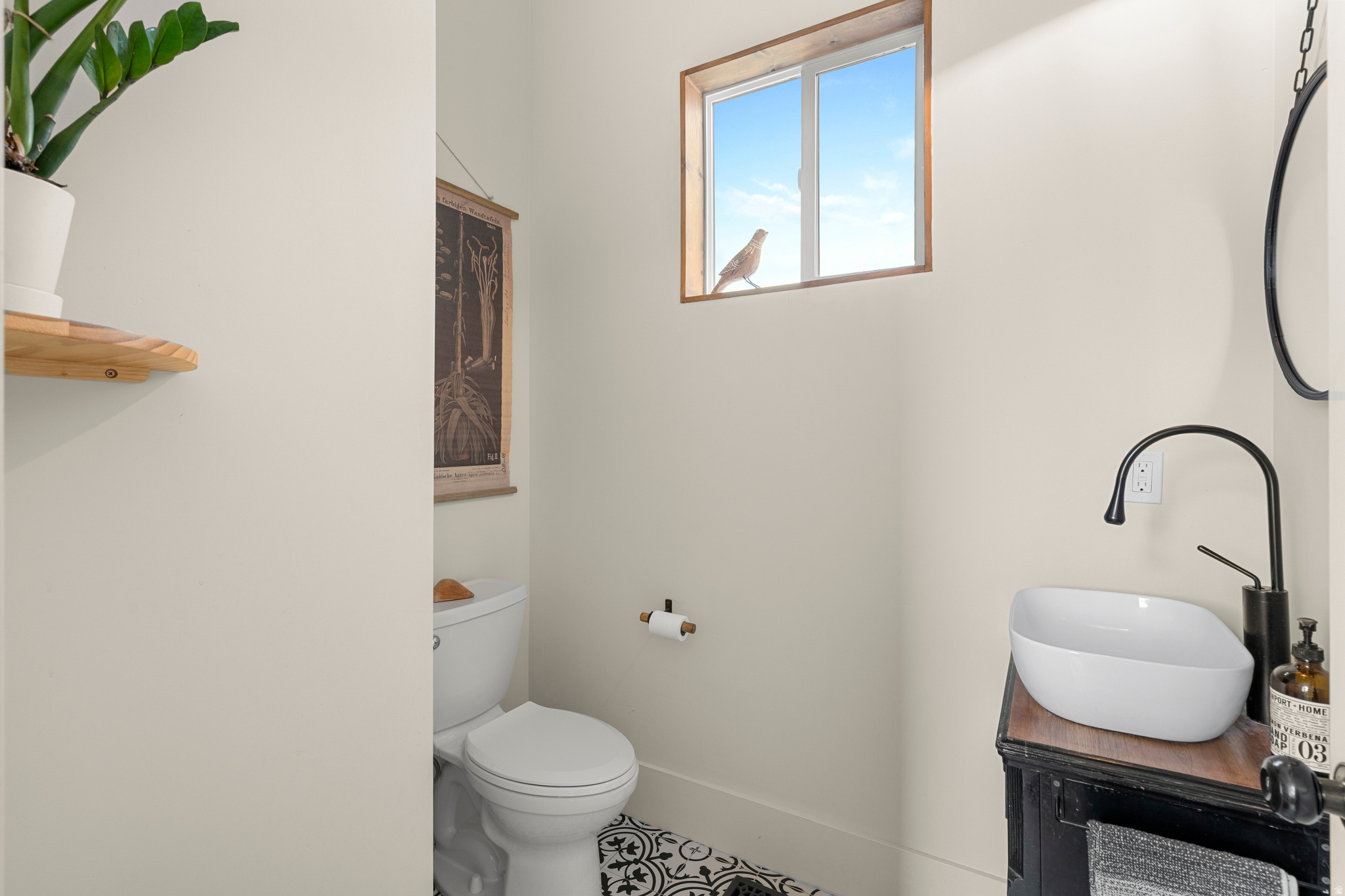 Main image without alt text