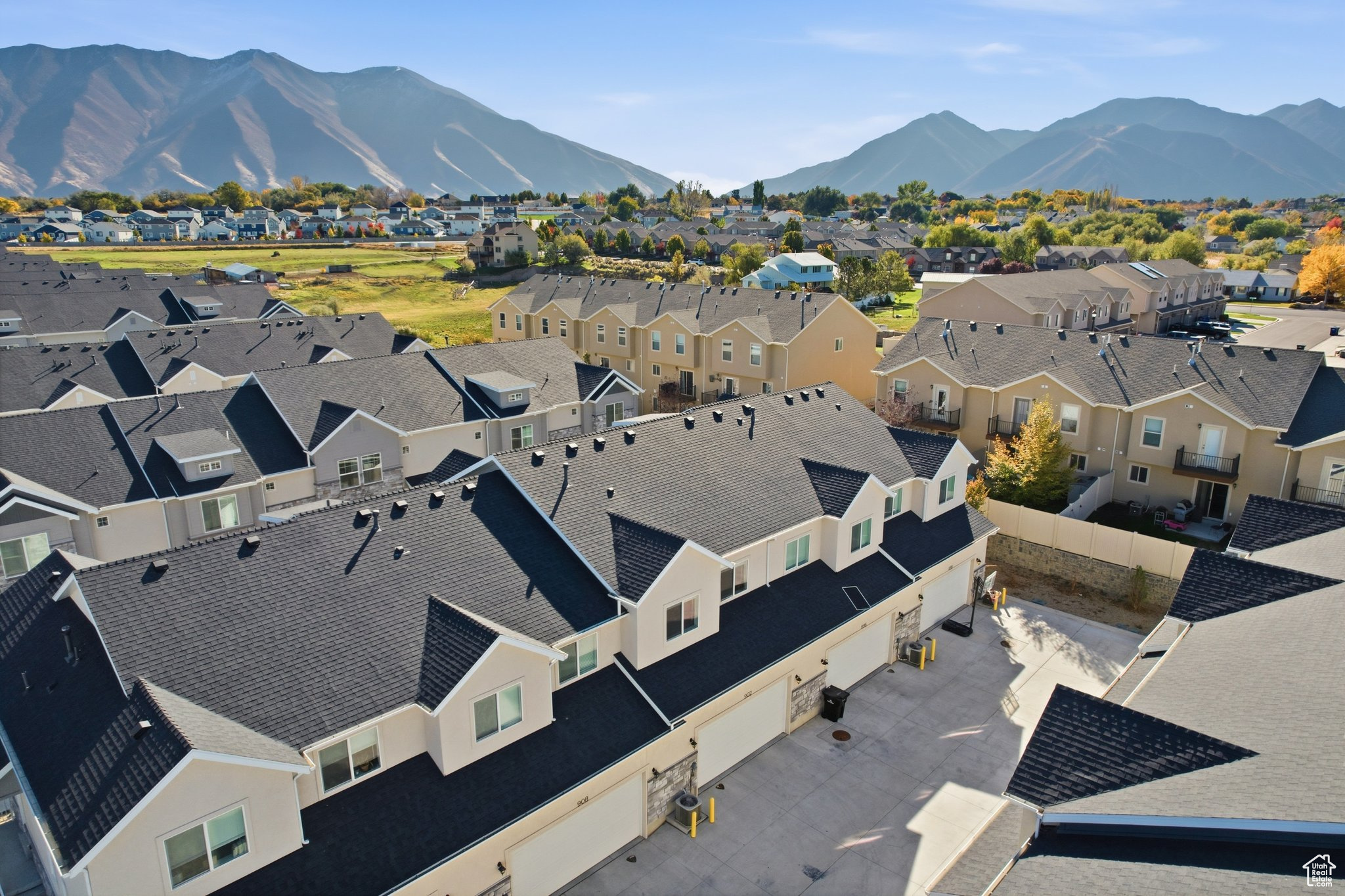 ANELA TOWNHOMES - Residential