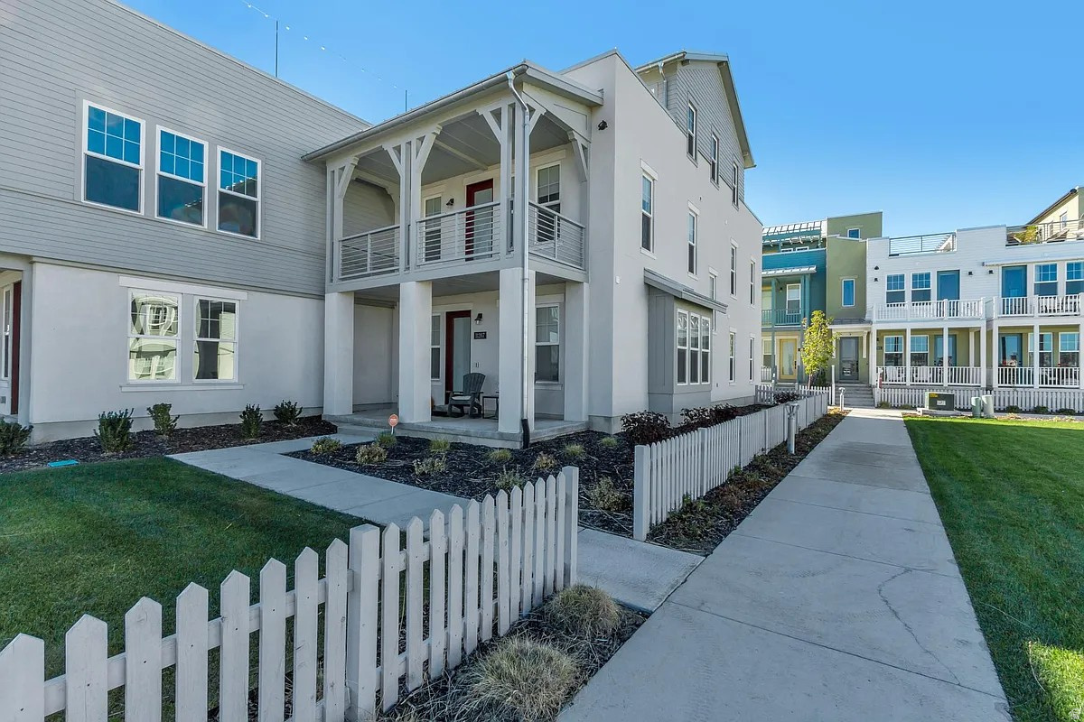 MARINA VILLAGE- DAYBREAK - Residential