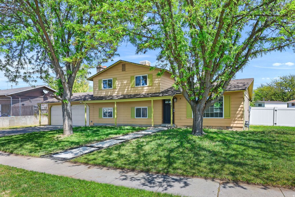 Photo of 1440 DAVID DR, Syracuse, UT 84075 (MLS # 2156528)