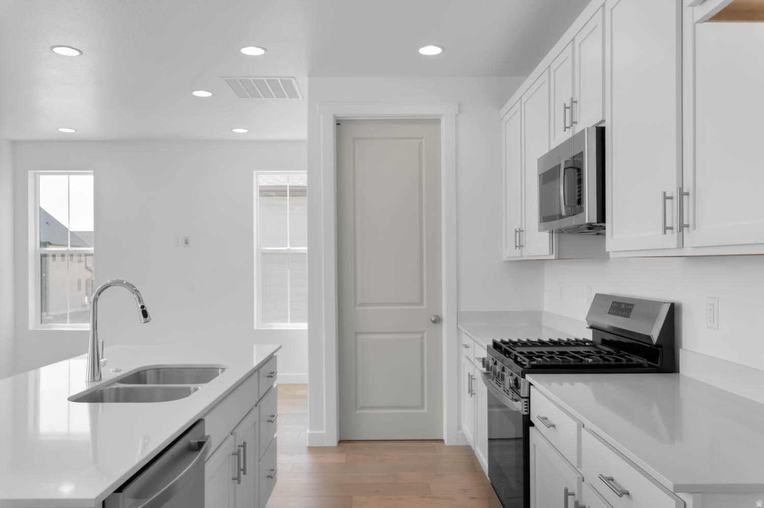 BROADVIEW SHORES COTTAGES 805 - Residential