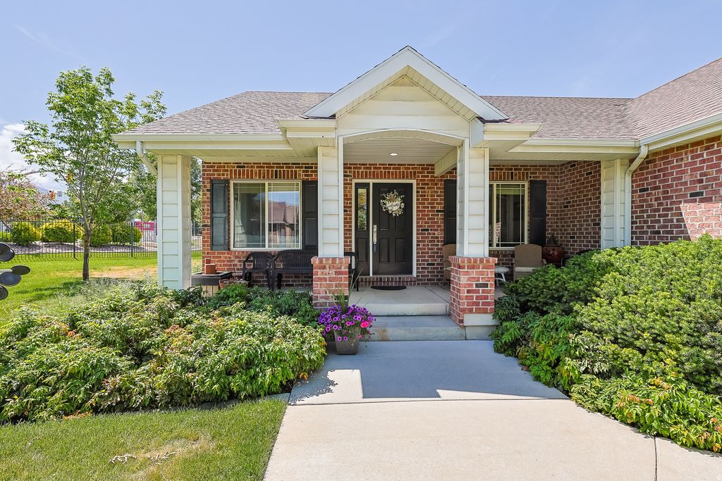 Photo of 31 VILLAGE SQUARE RD, Centerville, UT 84014 (MLS # 2160571)