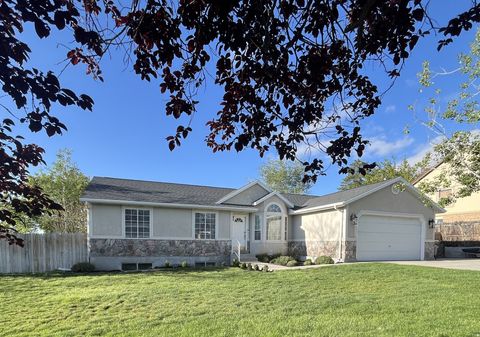Photo of 1317 E KNOLLWOOD DR, Sandy, UT 84092 (MLS # 2155804)