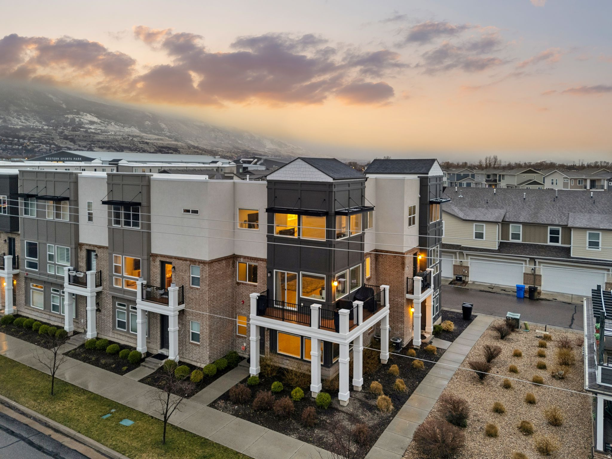 AVENUES  AT THE STATION - Residential