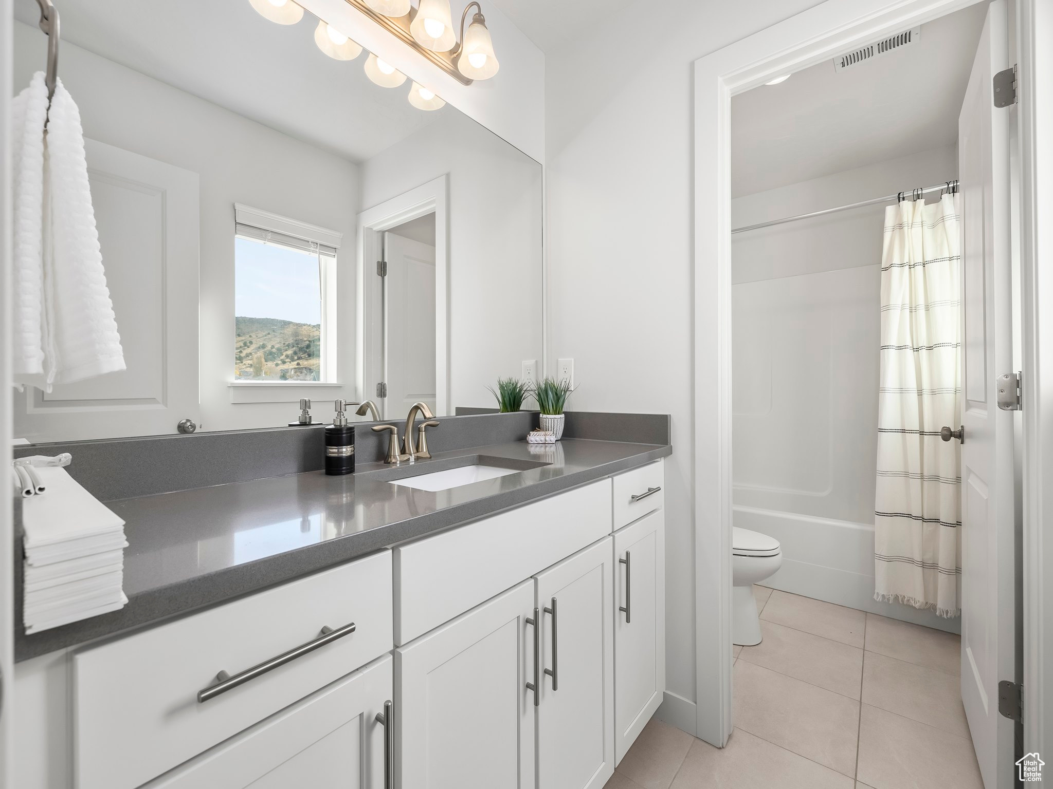 Eagle Mountain, Utah 84005, United States, 4 Bedrooms Bedrooms, ,4 BathroomsBathrooms,Residential,Pending,52649