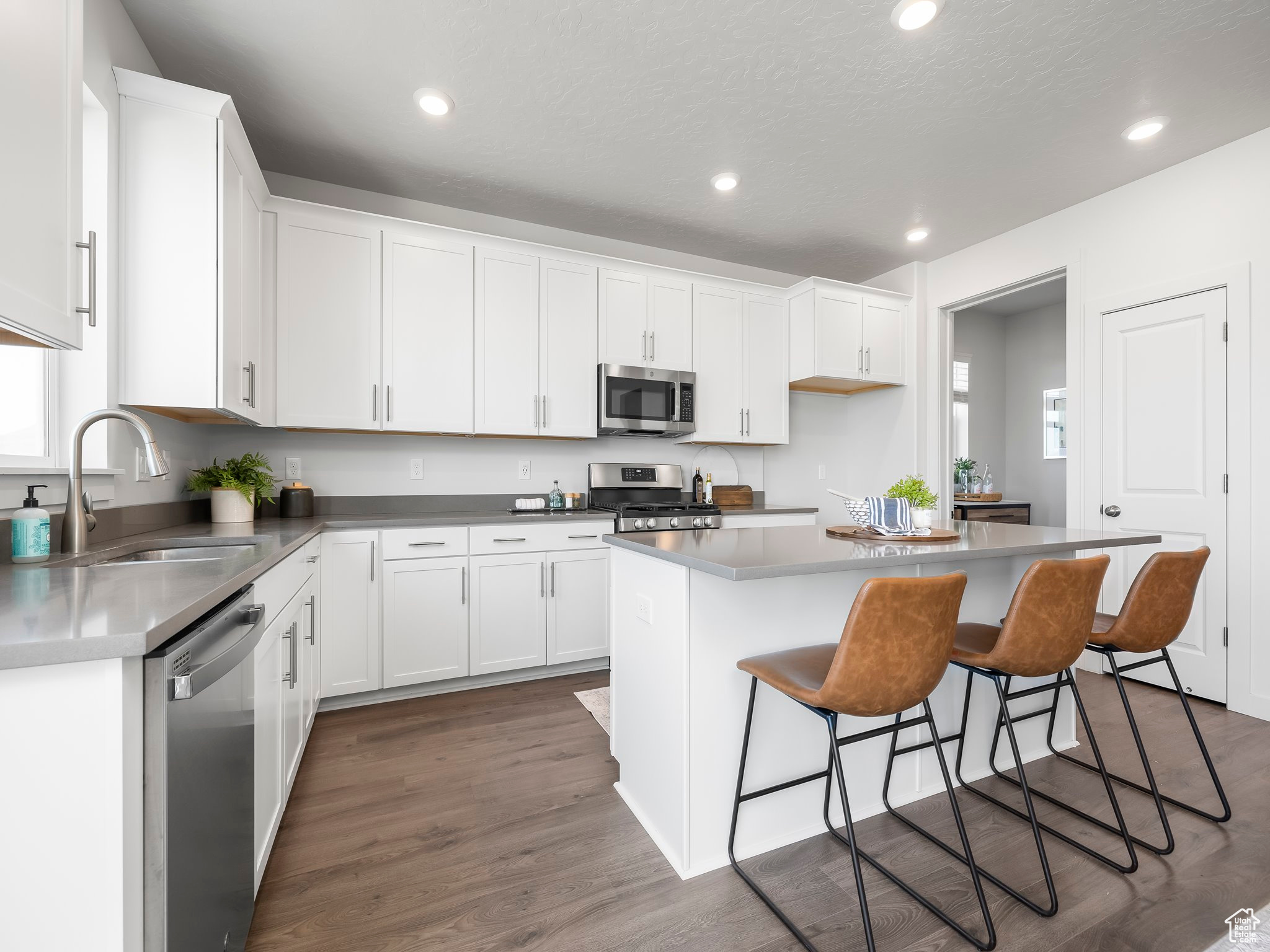 Eagle Mountain, Utah 84005, United States, 4 Bedrooms Bedrooms, ,4 BathroomsBathrooms,Residential,Pending,52649