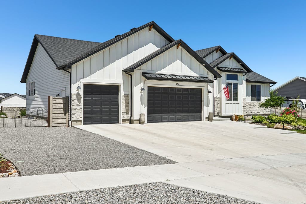Photo of 534 W DURFEE ST, Grantsville, UT 84029 (MLS # 2163821)