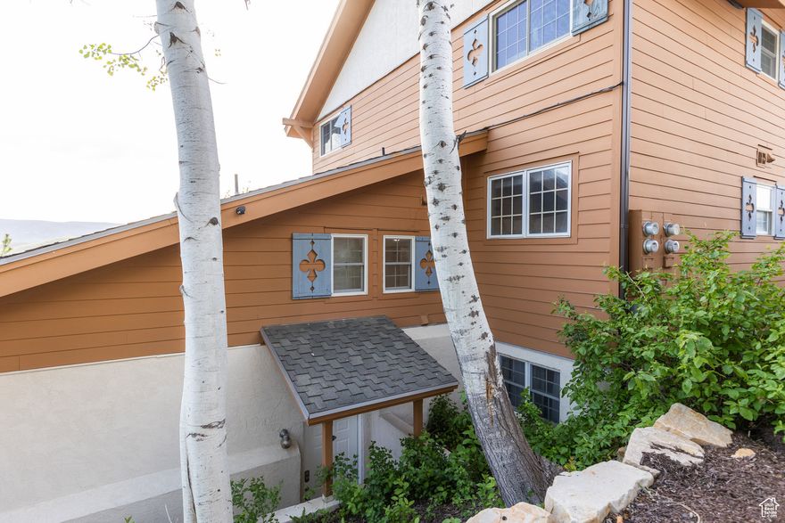 Experience the charm of Midway, Utah, in this stylish 1-bedroom loft located right next to the renowned Zermatt Resort. Just a minute from Midway's main street, this loft offers convenience and a vibrant local atmosphere. Enjoy a leisurely walk to the nearby Homestead Golf Course, perfect for golf enthusiasts. With Park City's world-class skiing just 30 minutes away, outdoor adventures are always within reach. Within minutes you can experience every mountain activity in the Wasatch Mountains. Perfect secluded residence for someone looking to get away from the city and experience a breath of fresh air. Additional amenities include two outdoor sports courts and a well-equipped gym, enhancing your active lifestyle.