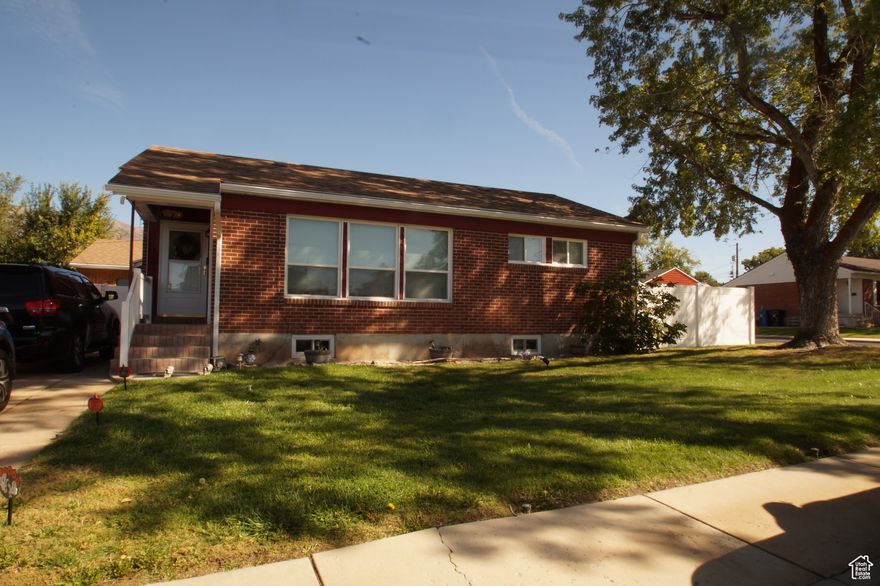This well kept home has been updated. Clean as can be and is ready for new owners. Located in one of the quietest neighborhoods in Weber county. Priced to sale and has a newer roof and brand new furnace. Close to shopping and yet away from the business of town. Come see.
