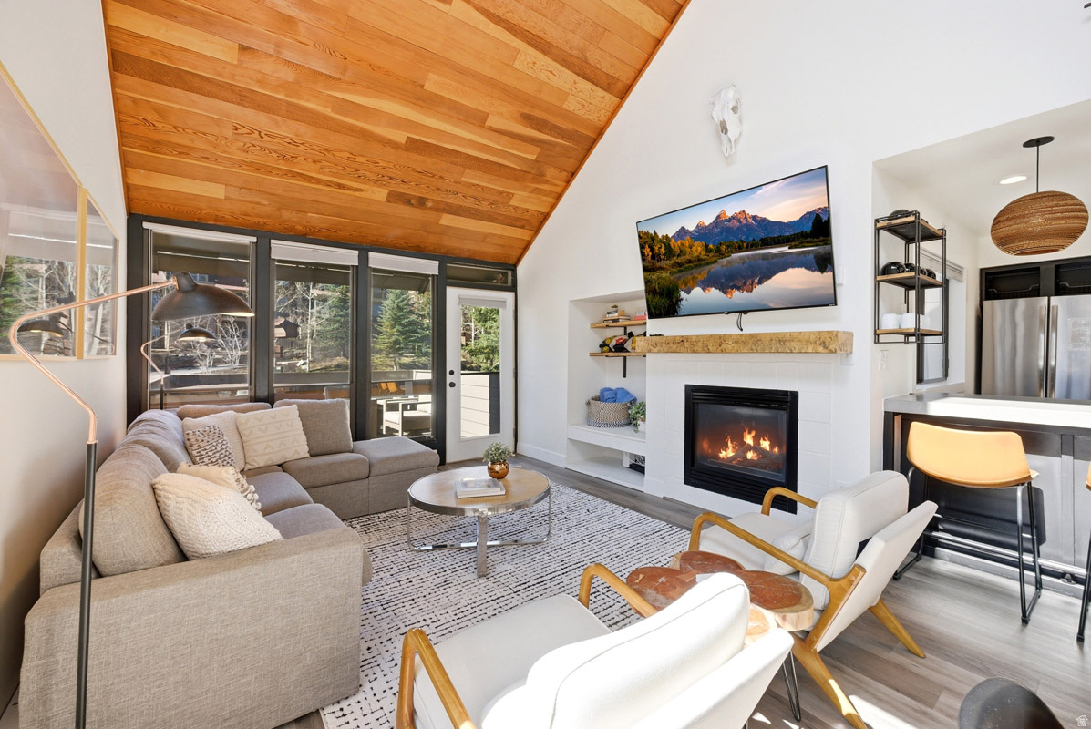 PAY DAY CONDOMINIUM - Residential