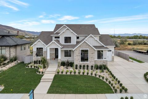 Photo of 695 W HIDDEN FARM DR, Farmington, UT 84025 (MLS # 2113559)