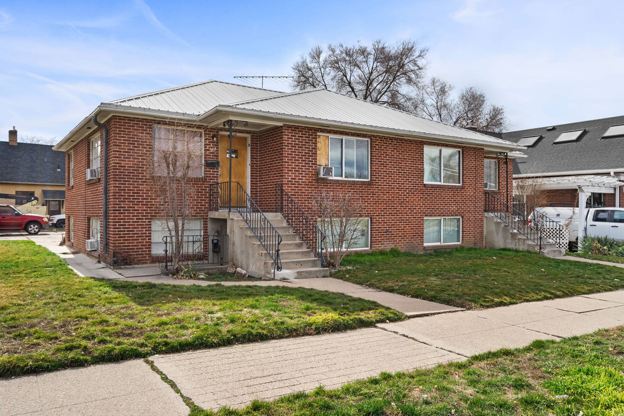 Main image without alt text