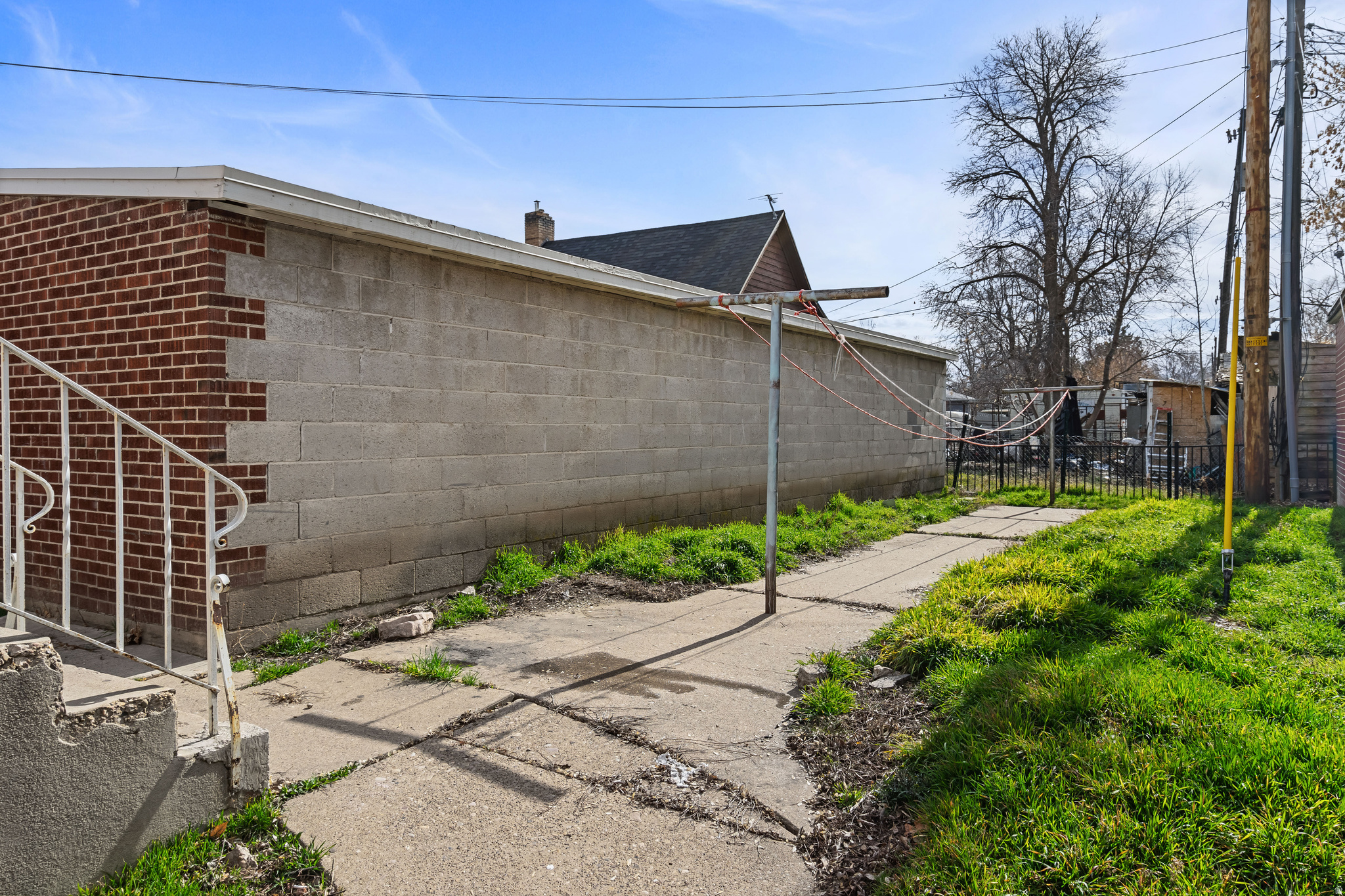 Main image without alt text