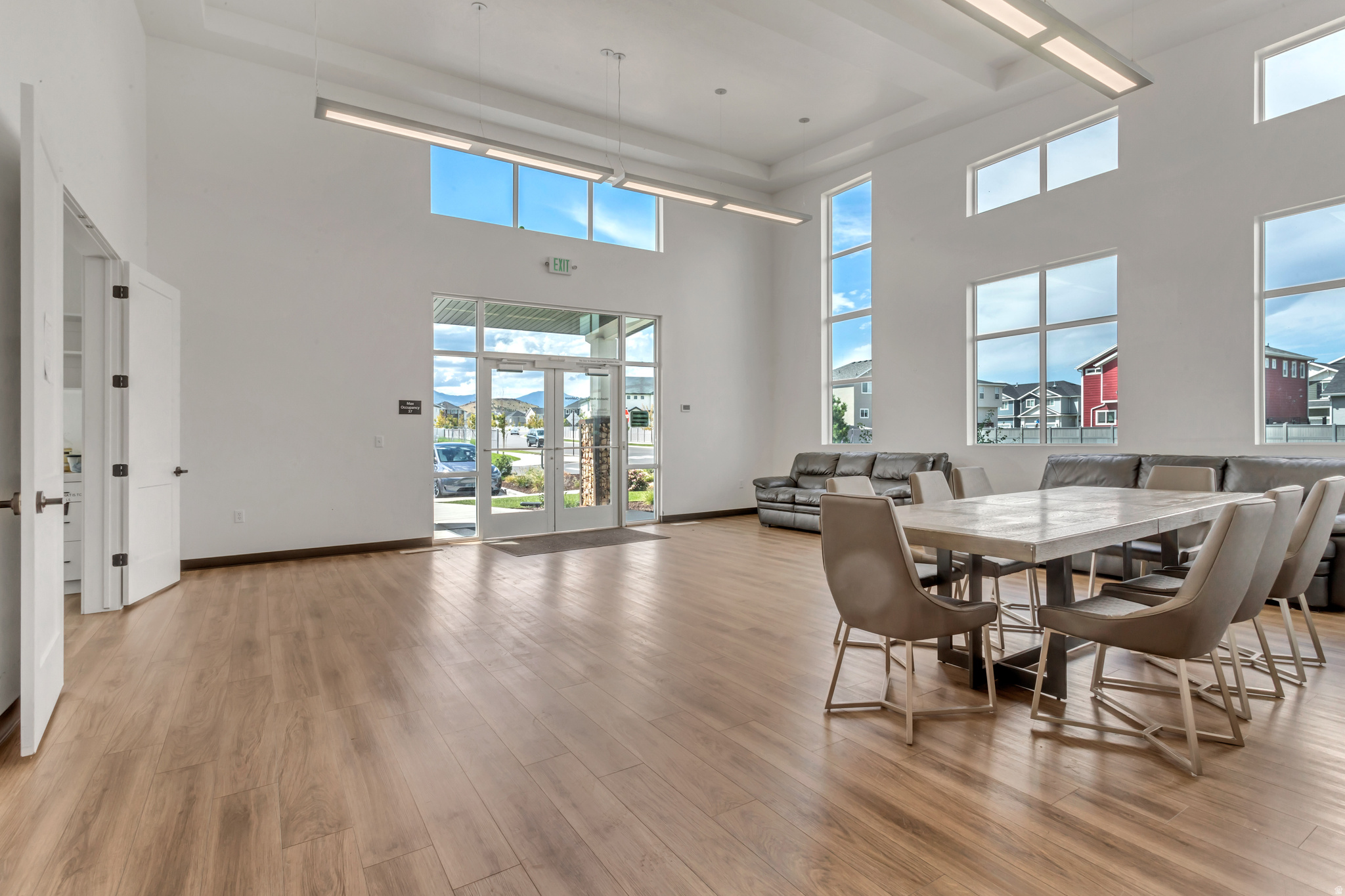 SILVER LAKE - Residential