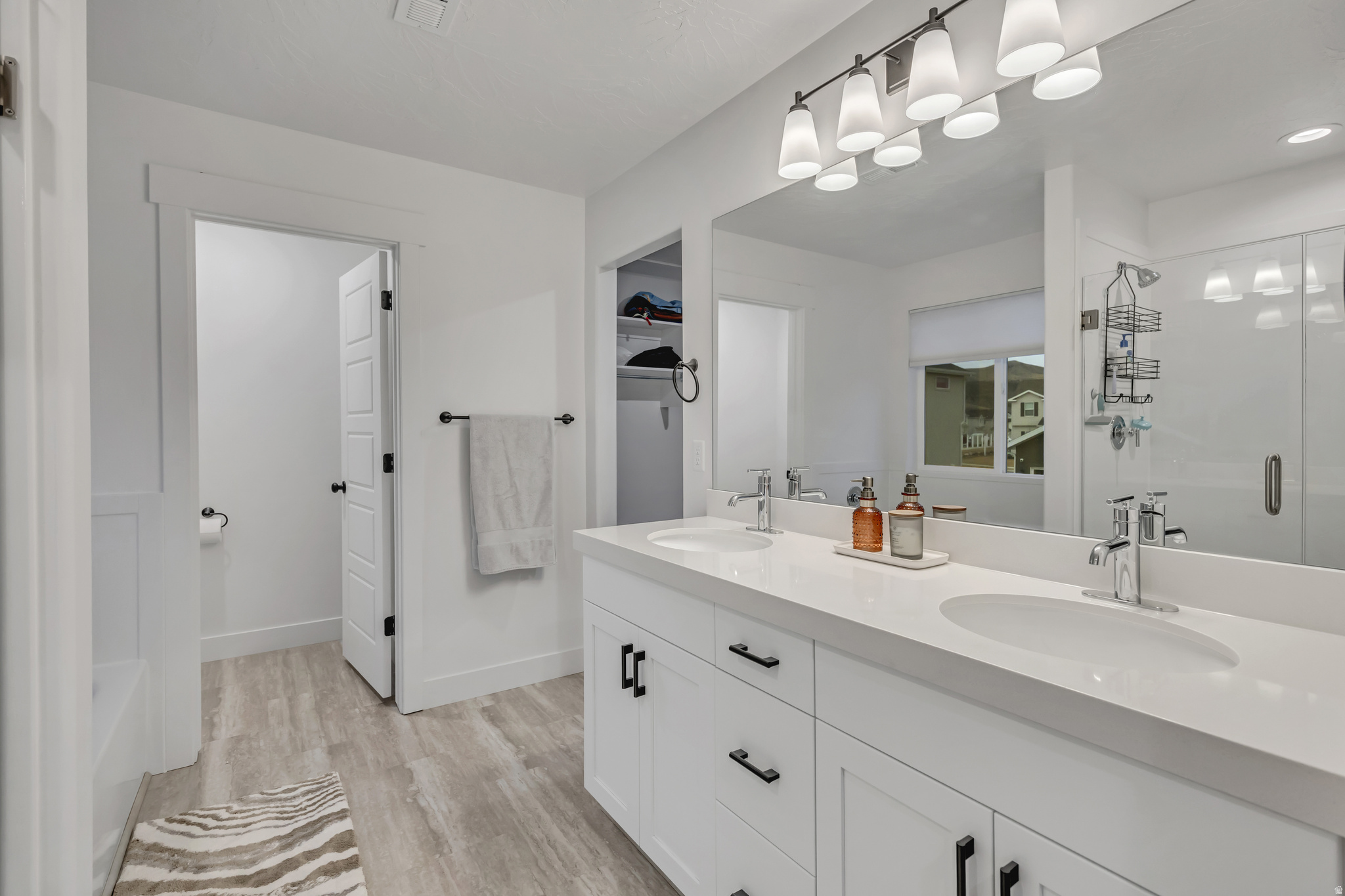 SILVER LAKE - Residential