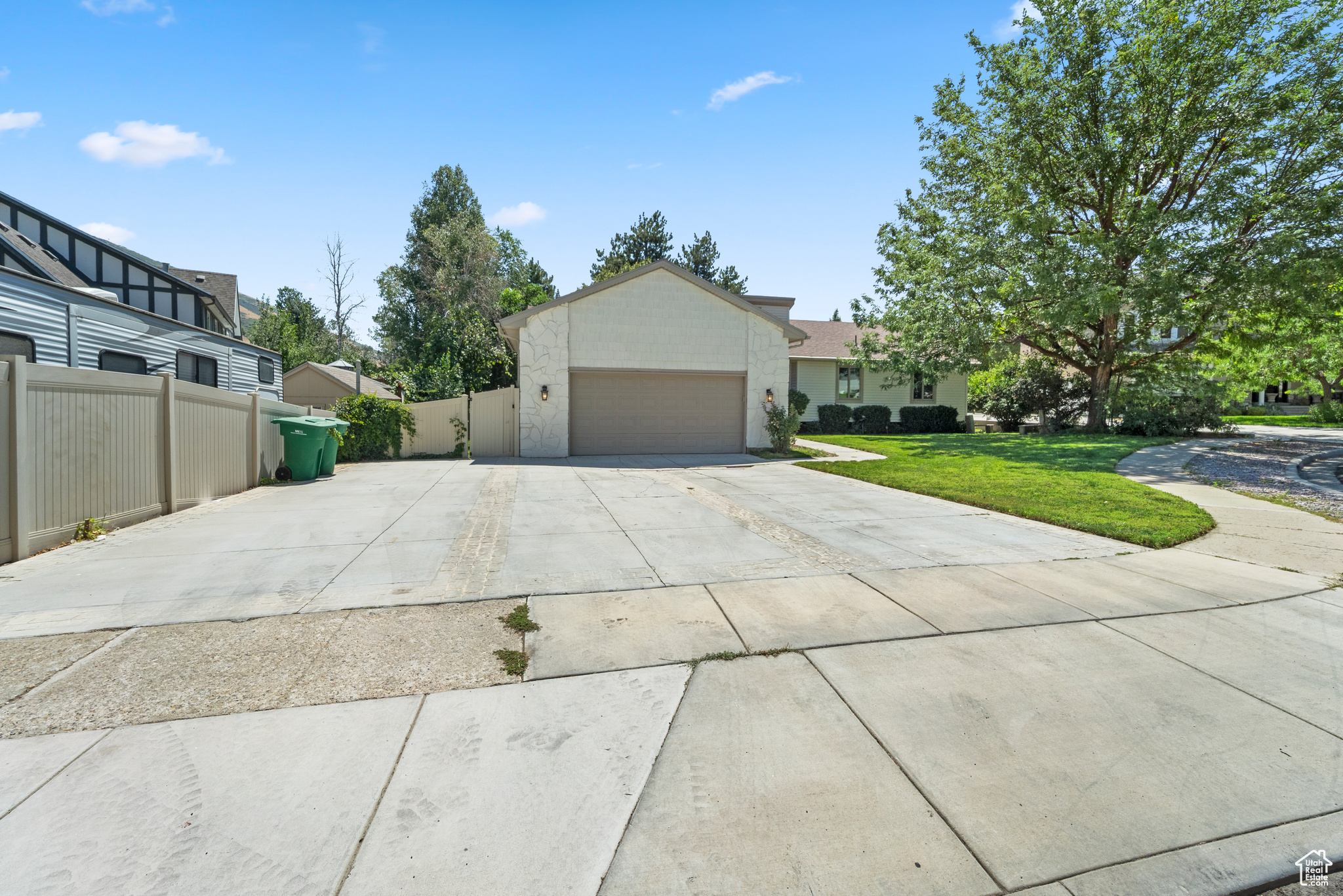 HIDDEN VALLEY COUNTRY CLUB ESTATES - Residential