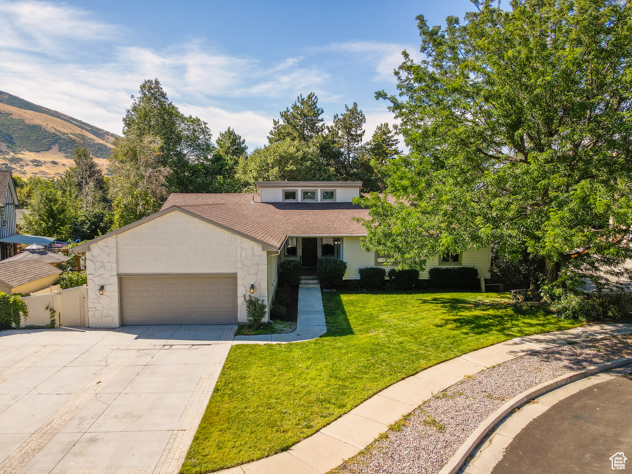 HIDDEN VALLEY COUNTRY CLUB ESTATES - Residential