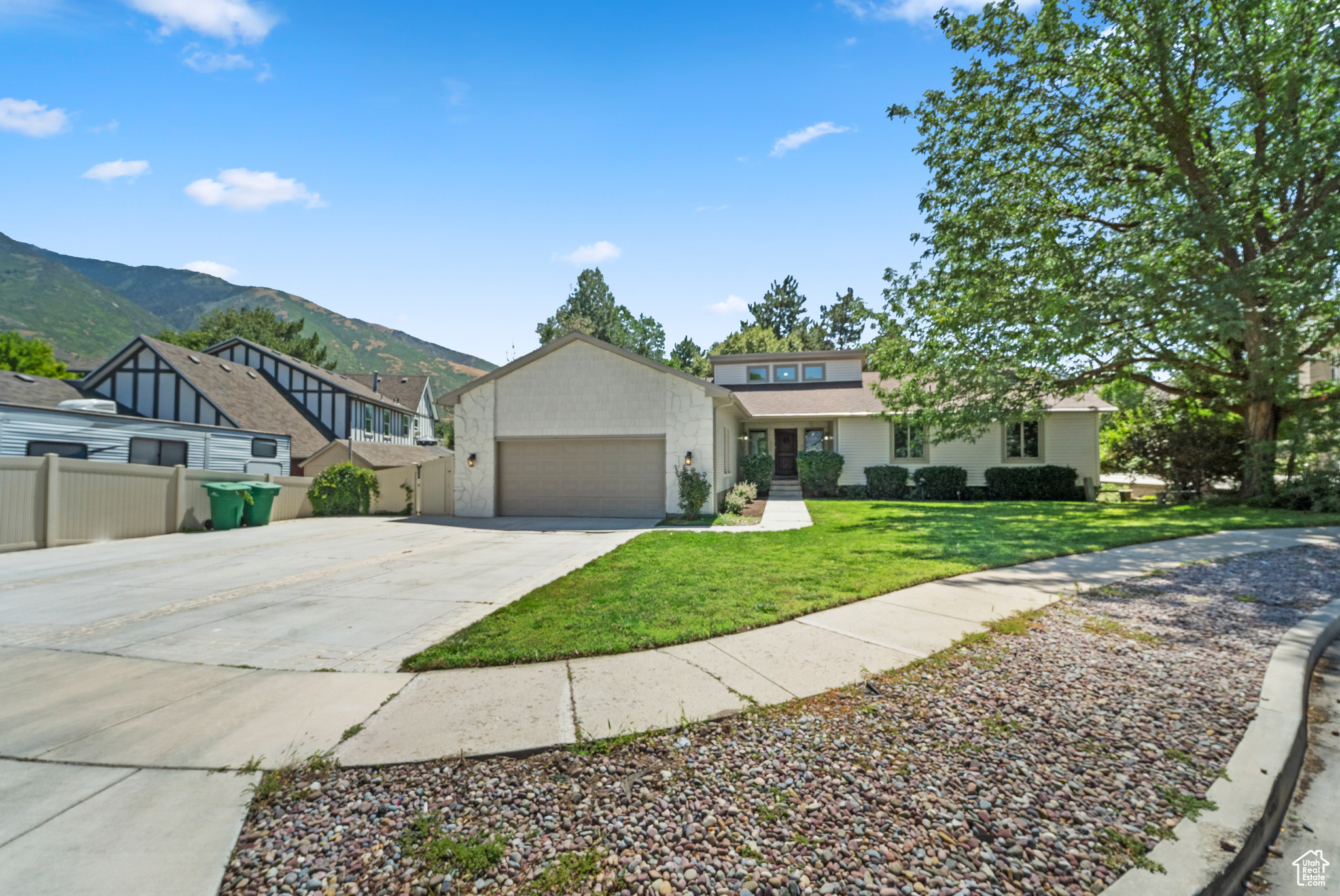 HIDDEN VALLEY COUNTRY CLUB ESTATES - Residential